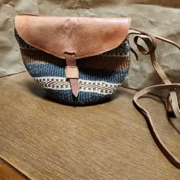 손으로 짠 천과 가죽 숄더백