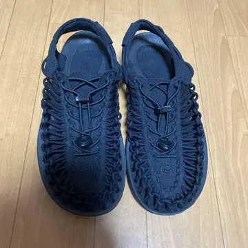 KEEN 블랙 샌들 땋기 디자인