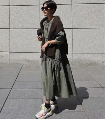 마차트 개더 티어드 원피스 카키