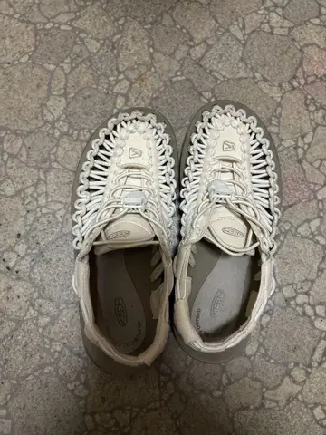 KEEN 뜨개질 디자인 샌들 화이트