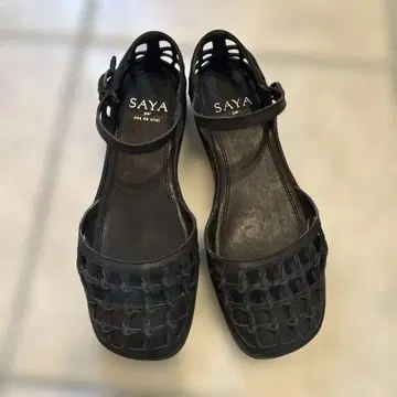 SAYA 블랙 가죽 블랙 샌들 23~23.5 메쉬풍 세퍼레이트