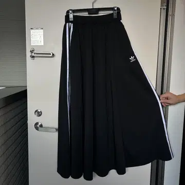 adidas 블랙 플레어 스커트