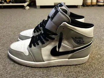 Jordan 1 mid Light Smoke Grey 미드