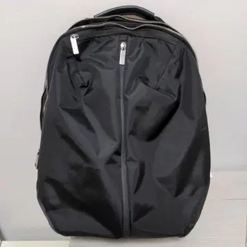 심플한 블랙 백팩