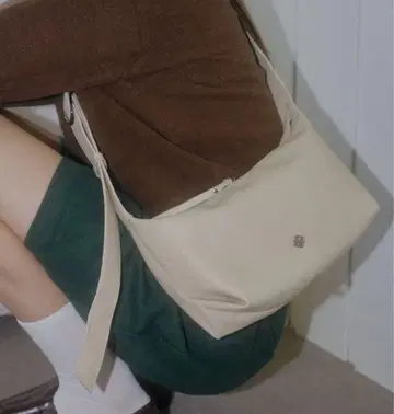HEEARI Tail Buckle Hobo Bag_Ivory