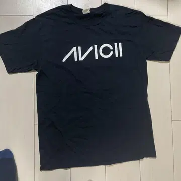 AVICII 로고 티셔츠 네이비