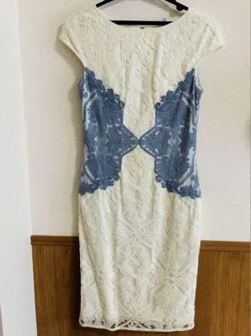 TADASHI SHOJI 무릎 기장 원피스 반팔 화이트 블루
