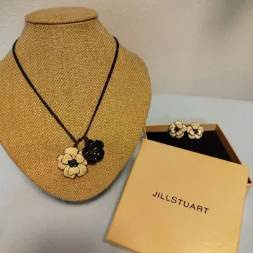 JILLSTUART 플라워 모티브 목걸이
