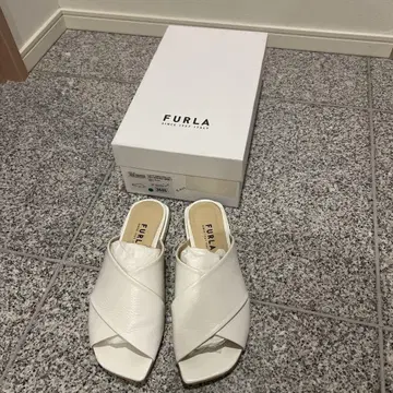 FURLA 화이트 가죽 샌들 made in Italy
