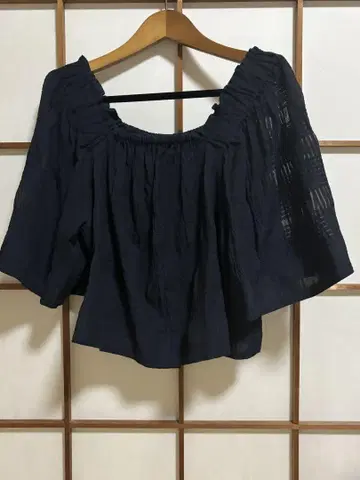 SLOBE 이에나 네이비 오프숄더 셔츠