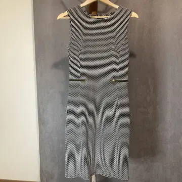 Calvin Klein 슬리브리스 니트 원피스 사이즈 2