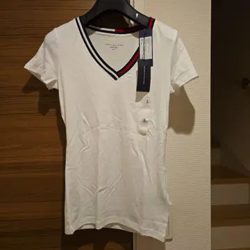 TOMMY HILFIGER V넥 티셔츠 S 사이즈 택 포함 새 상품