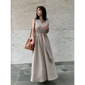 아뉴앙스 V넥 컷 플레어 원피스 베이지 롱 리본
