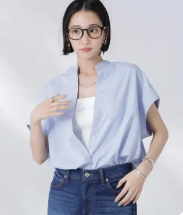 라이트 블루 반팔 셔츠 버튼 부착