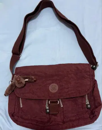 Kipling 버건디 숄더백 몽키 참 포함
