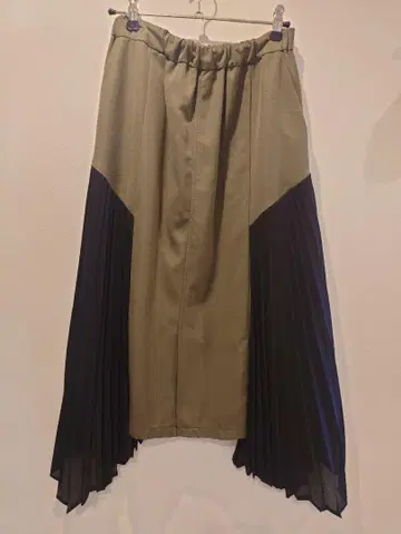OSMOSIS 타이트 스커트 쉬폰 플리츠 카키 x 블랙