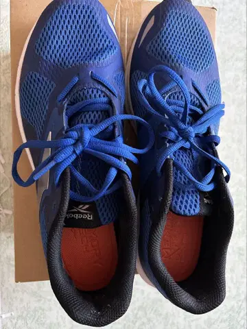 Reebok 메쉬 스니커즈