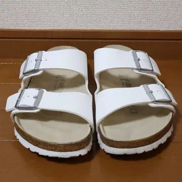 BIRKEN STOCK 애리조나 샌들 화이트