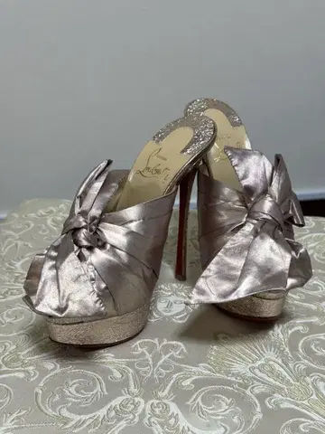 미사용 새상품 Christian Louboutin 리본 하이힐