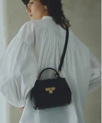 완판 Mila Owen 미라 오웬 키 모티브 미니 숄더백