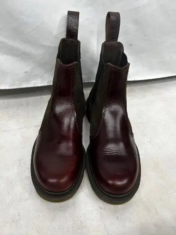 Dr. Martens 사이드 고어 부츠 버건디와 브라운