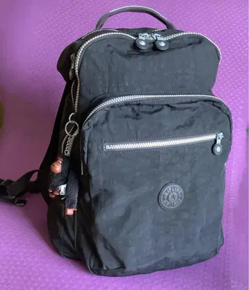 KIPLING 몽키 참 부착 백팩 블랙
