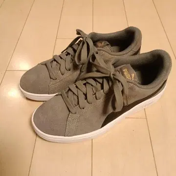 PUMA 그레이 스웨이드 스니커즈