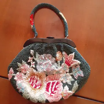 꽃무늬 비즈 핸드백. 화양 어디에도 OK!