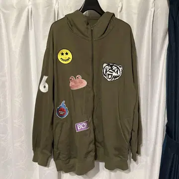 올리브색 자수 패치 후드티 person's