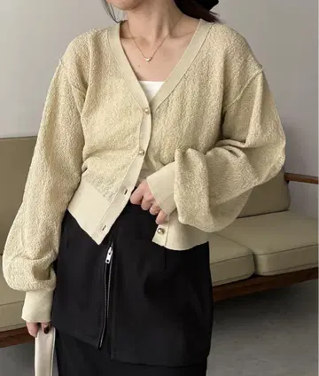 카프 둥근 버튼 숏 가디건 라이트 베이지