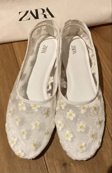 ZARA 꽃무늬 자수 슬립온 화이트