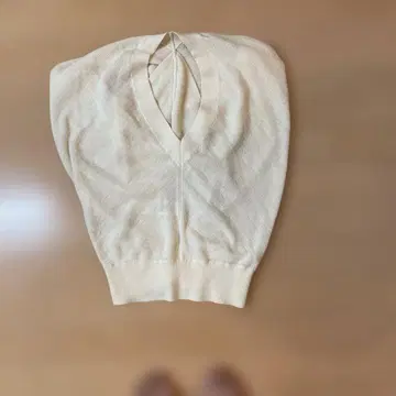 Armani Exchange 슬리브리스 니트 아이보리