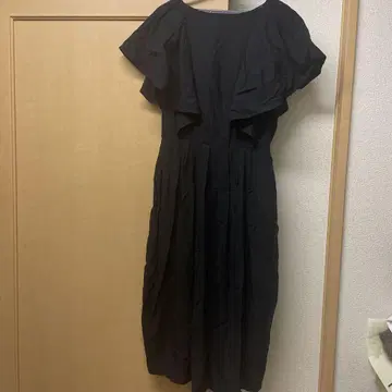미라 오웬 블랙 프릴 소매 슬리브리스 롱 원피스