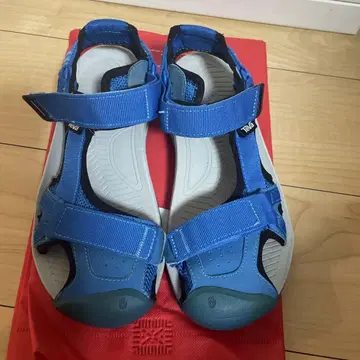 Teva 샌들 스트랩 포함