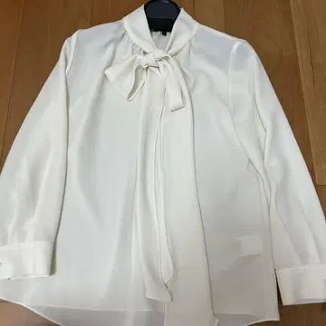 리본 타이 스카프 상의 S 화이트