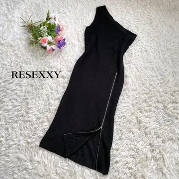 RESEXXY 블랙 니트 원숄더 집업 슬릿 원피스
