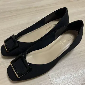 새상품급 Betty Club 스퀘어 버클 펌프스 23.5cm 새상품급