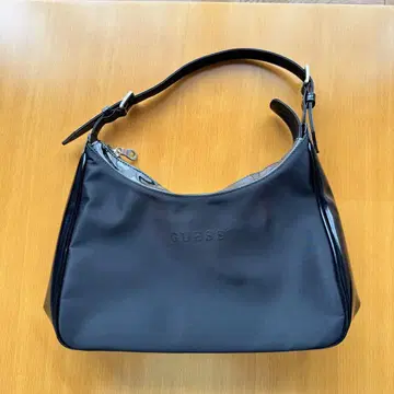 GUESS 게스 블랙 숄더백 나일론 x 에나멜