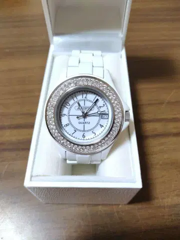 아비스테 화이트 크리스탈 장식 쿼츠 손목시계