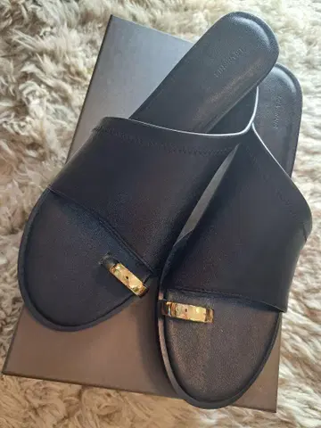 NOBLE LE VERNIS Toe ring sandals