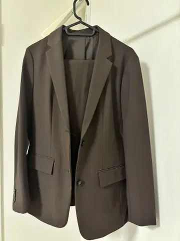 유니클로 수트 브라운