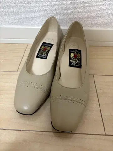 MIHAMA 베이지 스퀘어토 펌프스