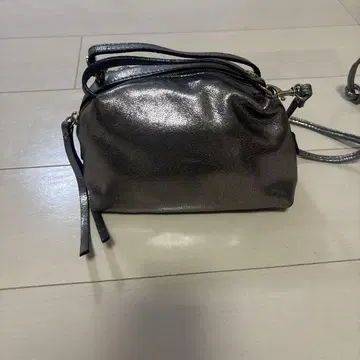 GIANNI CHIARINI 메탈릭 그레이 숄더백