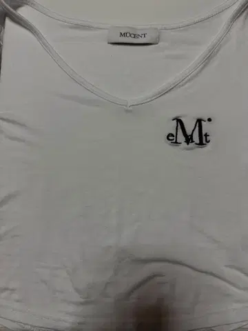 mucent On V-Neck Crop Short Sleeve Tee
