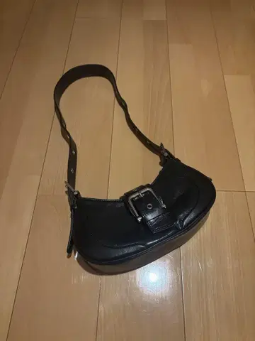 가죽 숄더백 버클 블랙