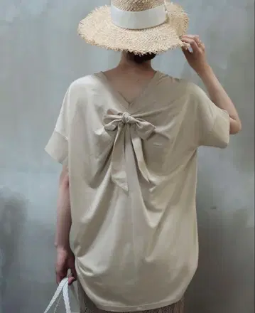[ 새상품급 ] 허그아워 백리본 티셔츠