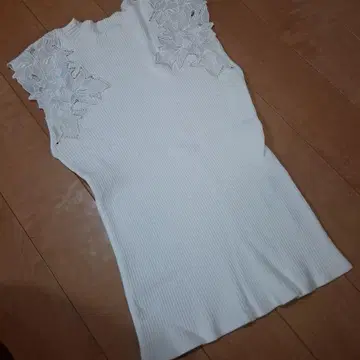새상품급 아푸와이저 리셰 자수 니트