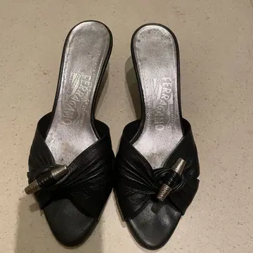 FERRAGAMO 블랙 가죽 뮬 샌들