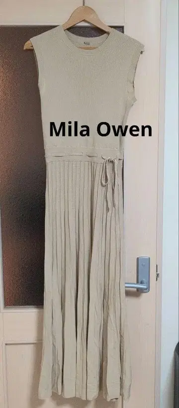 Mila Owen 슬리브리스 니트 원피스 베이지