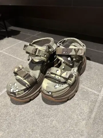 yello 카모플라쥬 통굽 샌들 새상품급